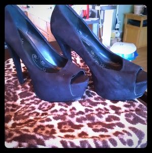 Black Stelleto heels